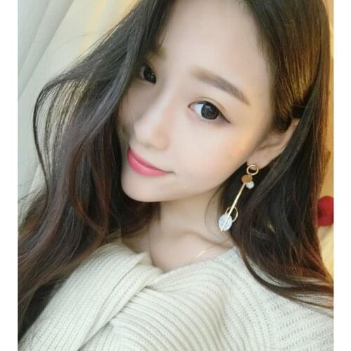 The new 2018 contracted white stone round pearl earrings female temperament joker long exaggerated fashion pendant jewelry