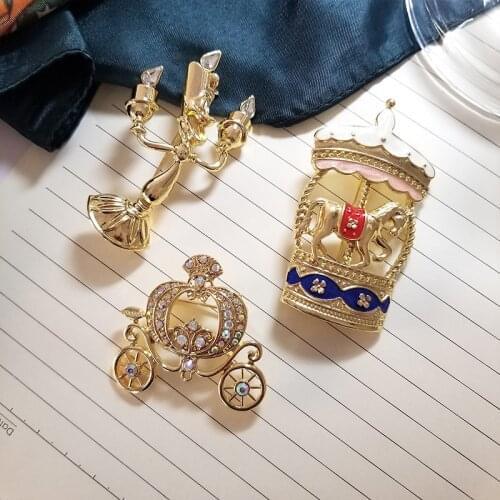 Childs Fairy Tale Brooches Carousel Candlelight Pumpkin Corsage Lapel Pin Scarf Bag Clothes Classic Jewelry Gift for Woman Girl