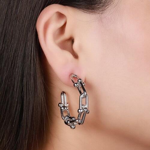 Hollow U Splicing Earrings Metal Chain Stud Earrings for Women Fashion Catwalk C Letter Studs Earings Korean Jewelry Z416