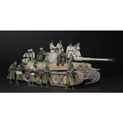WWII German 14-person Kit Model