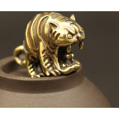 Vintage Brass Cute Tiger Statue Ornaments Retro Copper Pendants Car Key Chain Keychin Accessories Tiger King Key Chain Pendant
