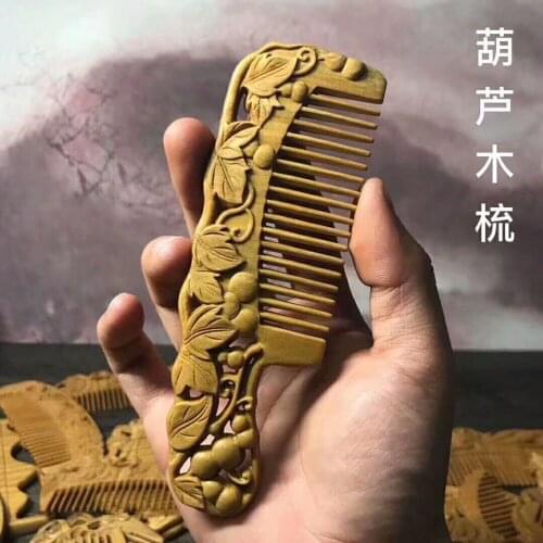 Artesanía fina boj tallado. Patrón creativo tallado en boj peine para el pelo. Belleza