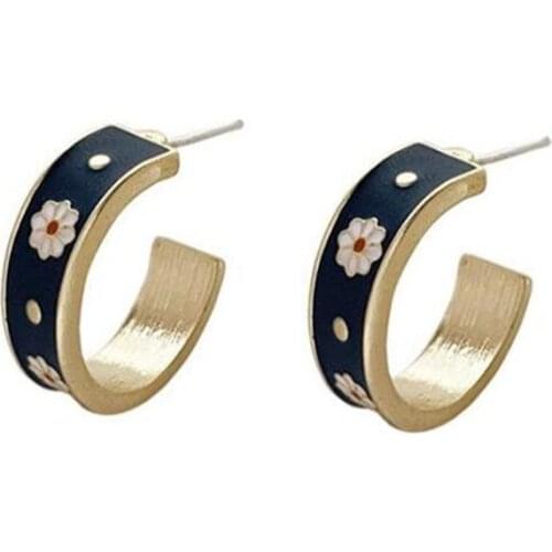 Retro Small Chrysanthemum Clip Earrings for Women High Quality Charming Lady Gold Earrings Female Jewelry Accessories