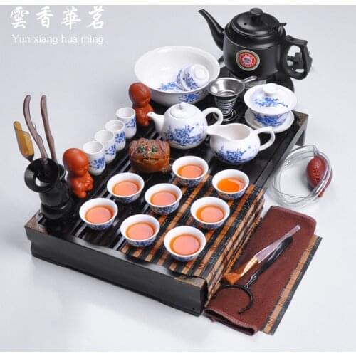 The blue and white porcelain porcelain set of Kung Fu tea set ceramic teapot tea tray wood set tea table