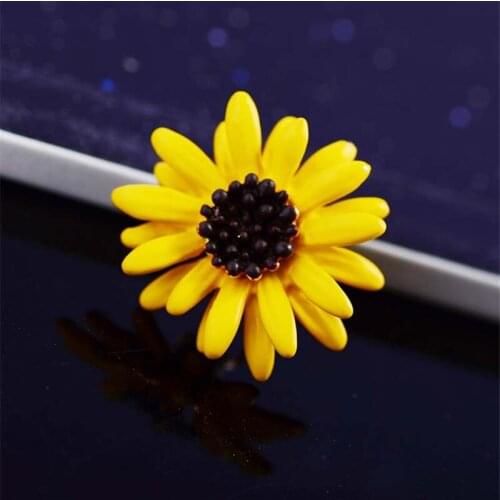 Beautiful Yellow Daisy Brooches and Pins Gifts for Women Clothes Vintage Enamel Pin Flower Christmas Jewelry accesorios de mujer