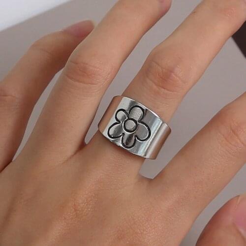 2021 New Korean Style Flower Rings for Women Punk Trendy Vintage Blossom Ring Small Daisy Flower Rings Party Couple Rings