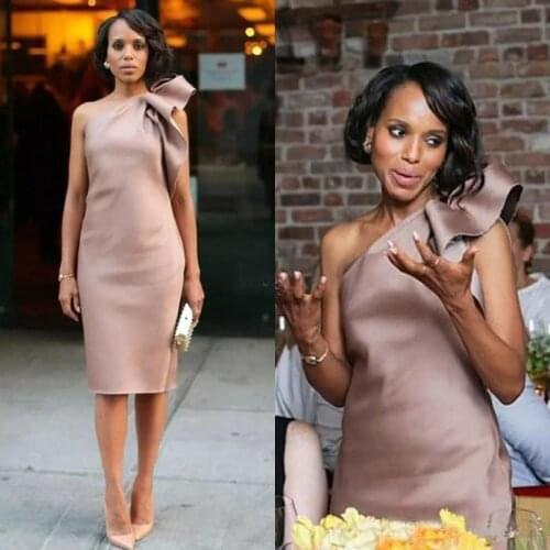 2021 Modern Simple Dusty Pink Sleeveless Mother of the Bride Dresses Knee Length Ruffles On Shoulder Wedding Party Dresses Short