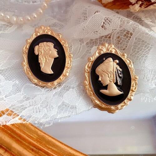 Woman Embossed Brooches Vintage Palace Classical Medieval Ladies Style Photo Frame Pins People Avatars Accessories