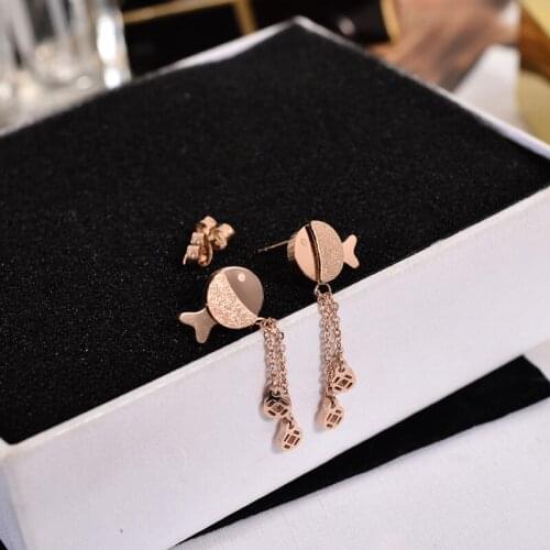 YUN RUO 2018 New Arrival Fashion Lucky Fish Coin Stud Earring Rose Gold Color Woman Gift Party Titanium Steel Jewelry Never Fade