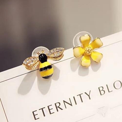 YOUNQ S925 Sterling Silver Woman Bee Flower Asymmetrical Stud Earrings Fashion Sweet Anti-allergic Stud Earrings SBE004