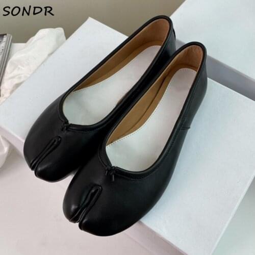 New Fashion Split Toe Shoes Women Luxury Designer Real Leather Ladies Tabi Shoes Genuine Leather Shallow Slip On Flat Shoes 2021