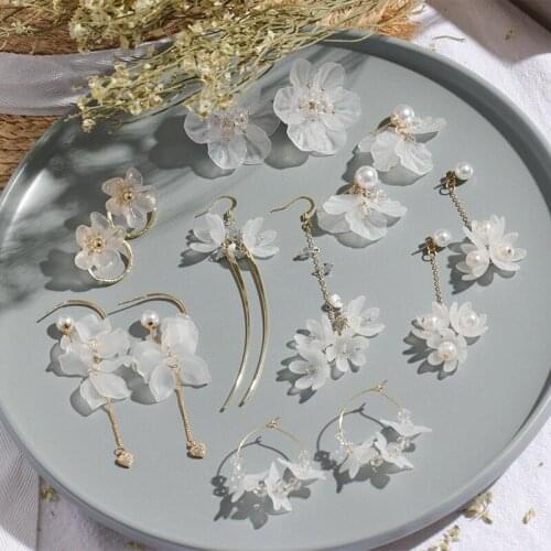 VSnow Korean Fashion White Arcylic Long Flower Petal Drop Earrings for Women Delicate Irregular Tassel Earrings Jewelry Gift