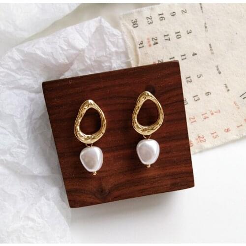 Aesthetic personality is irregular geometry made of metal stud earrings joker pearl creative trend street snap female ear clip