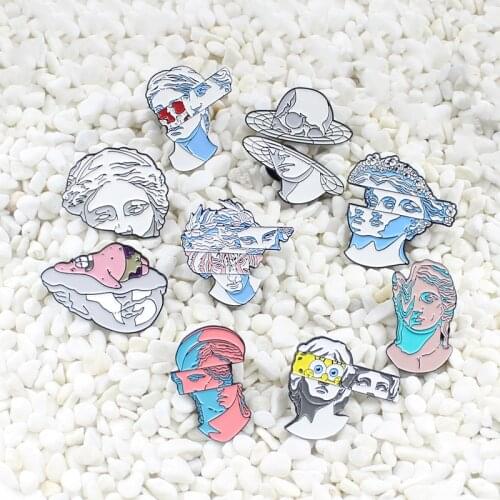 Distorted artist plaster statue Cutting and separating the dislocated face Metal brooch Personality creative badge