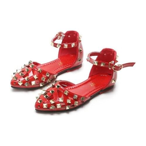 Summer Children Girls Sandals Fashion Kids Cut-Outs Flat Sandals with Rivets Patent Leather Princess Shoes SMG087