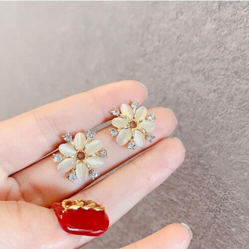 Flower earrings female cold wind 2020 new Korean version of the net red temperament tall sexy earrings simple Womens Earrings