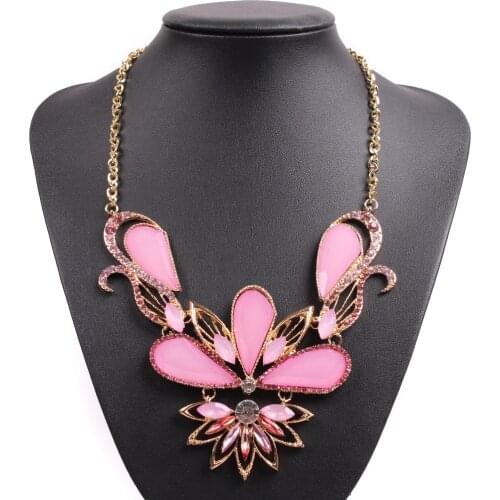 2021 New Latest Design Fashion Sexy Girls Big Chunky Statement Resin Crystal Flower Pendant Necklace for Women Korean Jewelry