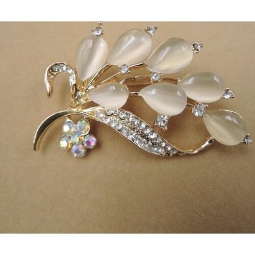 Top new fashion brooch made of metal and crystals
