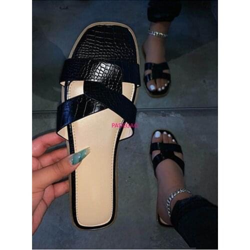 Summer Womens Black White Fashion Slippers Wholesale Europe Design New Flat Bottom Sandal Outdoor Woman Beach Slides Flip Flops