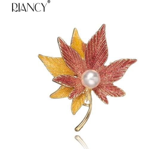 New Fashion Maple leaf pearl brooch9-10mm pearl Brooch Pin For Women wholesale