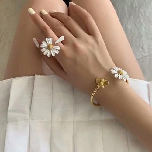 Korean Style Cute Small Daisy Flower Stud Earrings For Women Girls Sweet Statement Asymmetrical Earring Party Jewelry Gifts