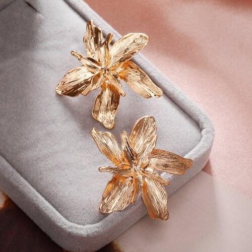 Warm Sweet Holiday Flower Stud Earrings for Women Fashion Elegant Oorbellen Bijoux Party Gifts Gold Color Korean New Arrival