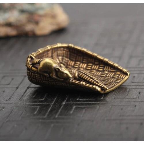 Vintage Cute Brass Rat Stealing Corn Dustpan Statue Decoration Ornaments Home Office Ornaments Funny Children Gifts