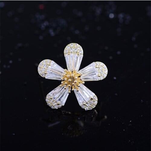 Korean Cute Mini Gold Silver Color Daisy Brooches Pins for Women Daily Shirt Party Dress New Creative Small Flower Brooch