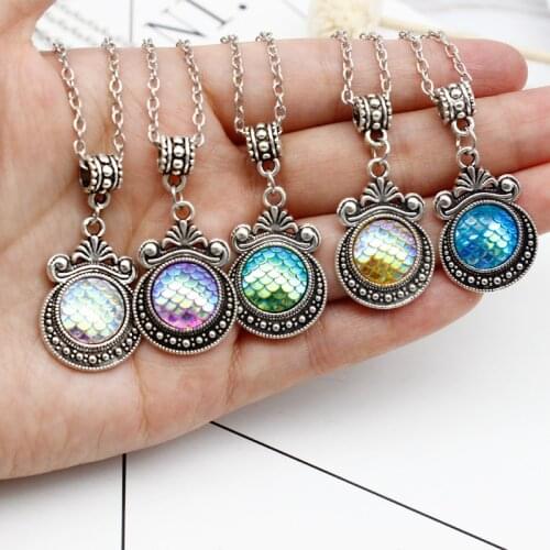 Simple Lucky Colorful Mermaid Fish Scale Necklace Beautifully Carved Magic Mirror Pendant for Womens Jewelry