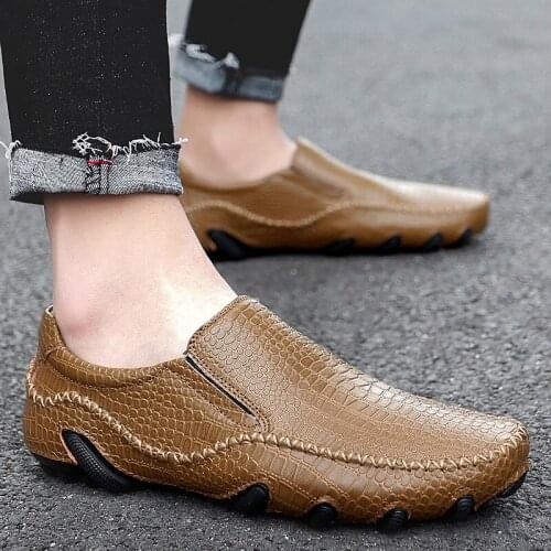 2021Fashion Men Outdoor light soft Leather Comfy Men Genuine Leather Loafers Slip On Moccasins Flats Casual Boat Driving shoes