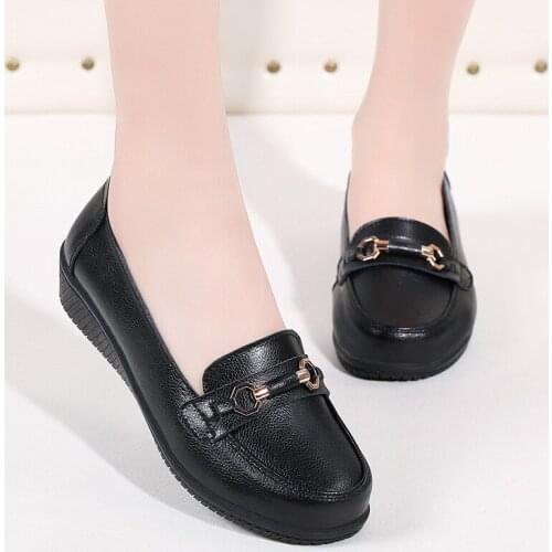 Spring new casual leather womens shoes cowhide soft sole comfortable middle-aged and elderly mother shoes flat peas shoes women