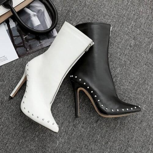 2021 New Desig Women Boots Winter Metal Decoration Rivet Pointed Toe Ankle Boots Fashion Ladies Shoes Rubber Boots Black