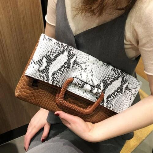 Alirattan 2021 New Fashion Chain Python Pattern Retro Clutch Bag Women Trendy Shoulder Messenger Bag Vintage Snake Envelope Bag