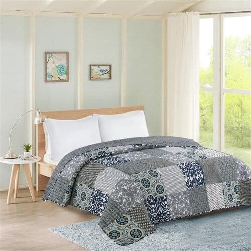 TROISCONSEILS Blankets