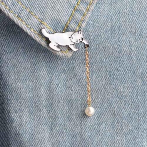 Cat Playing With Pearls Brooch Bag Clothes Backpack Lapel Enamel Pin Badges Cartoon Jewelry Gift For Friend Women Accessories