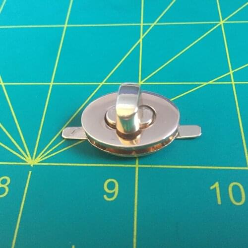 2.4 cm x 1.7 cm twist locks, Purse Lock, turn lock light gold