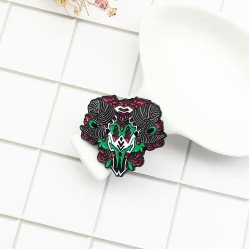 Red and green sheep Skull Enamel Brooch Curly Sheep horn Sheeps head Lapel Pin Individual creativity Badge Jewelry gift