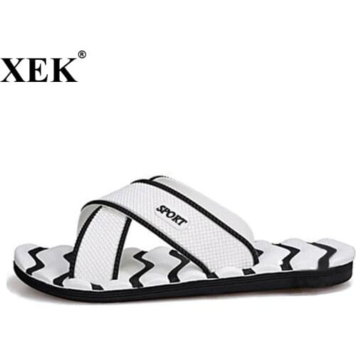 2018 Men Slippers New Lightweight Casual Plaid Stripes Sandals Summer Fashion Men Classic Flip flops Hot Soft Beach Shoes XC19