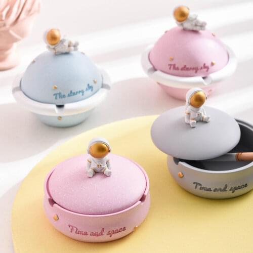 Cartoon Cute Ashtray Resin Crafts Decoration Smoking Accessories Astronaut Planet Ash Tray Cigar Ashtray Cigarette Tray Holder