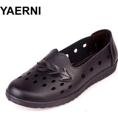 YAERNISummer breathable hollow women flat shoes new simple non-slip soft bottom mother shoes fashion leather wear sandals