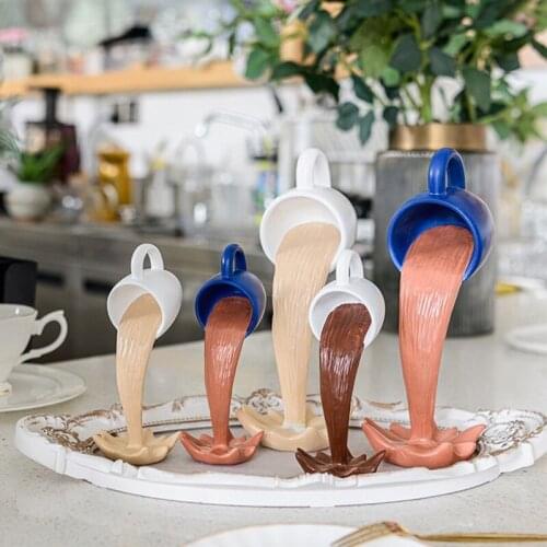Floating Spilling Coffee Cup Sculpture Kitchen Decoration Spilling Magic Pouring Splash Creative Desktop Decor Home Decoration