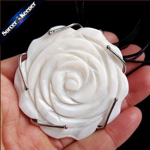 SorcerKeeper Natural Freshwater Pearl Flat Shape White Pearl Shell Flower Chain Necklace Pendants Unique Jewelry Gift SKA39