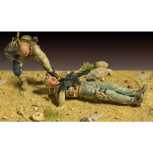 1/35 Resin Model figure GK Soldier The wounded PMC 2 figures Military theme Unassembled and unpainted kit