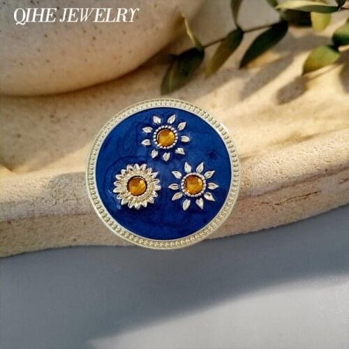 Blue Flower Brooches for Women Round Rhinestone Daisy Brooch Safty Pin Collar Accessories 2021 NEW Party Wedding Jewelry
