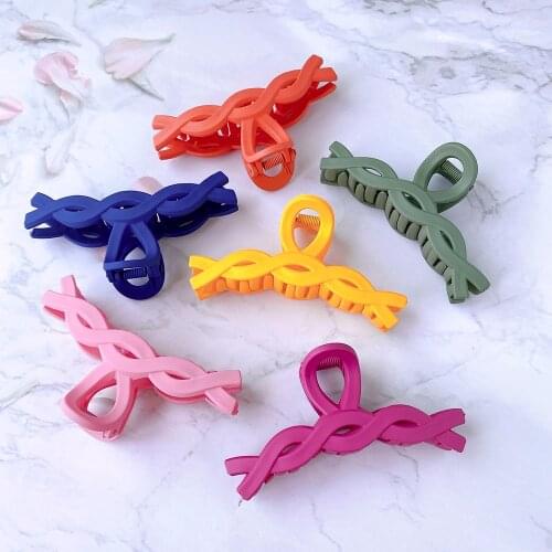 New Fashion Candy Color Irregular Twisted Acrylic Hair Claw Geometric Hollow Frosted Hair Clips Crab for Women Hair Accessories