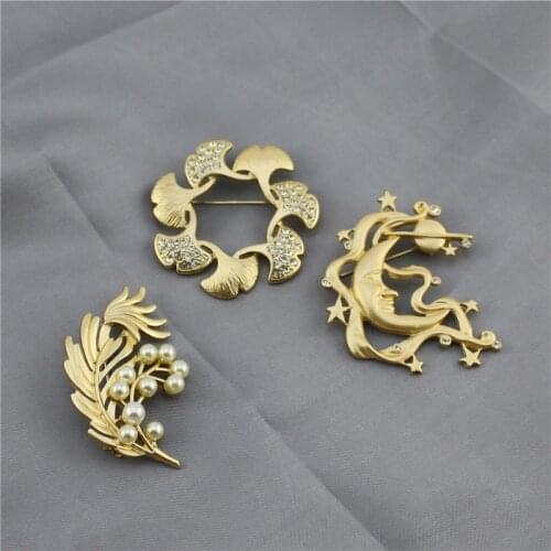 2020 new European and American fashion retro style matte gold leaf ginkgo leaves stars moon imitation pearl temperament brooch