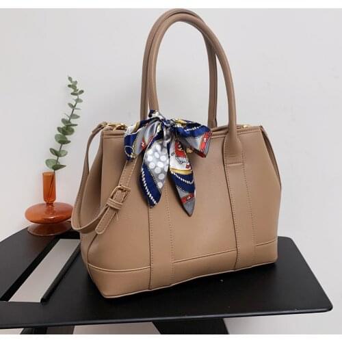 Commuter Big Bag Silk Scarf One Shoulder Portable Retro 2021 New Large-capacity Western Style Ladies Soft Leather Messenger Bag