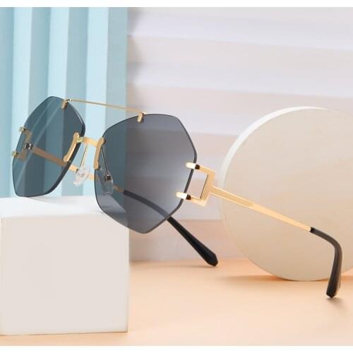 Trendy Oversized Square Sunglasses Women Personlity Fashion Sexy Champagn Brown Tinted Color Lens UV400 Retro Ladies Sun Glasses
