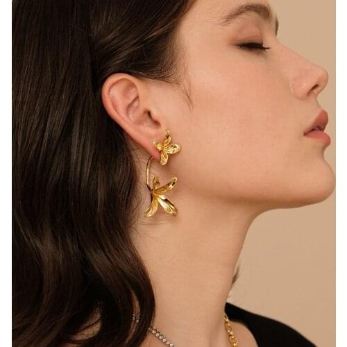 INS retro temperament personality three-dimensional flower earrings metal earrings star the same paragraph high-end niche