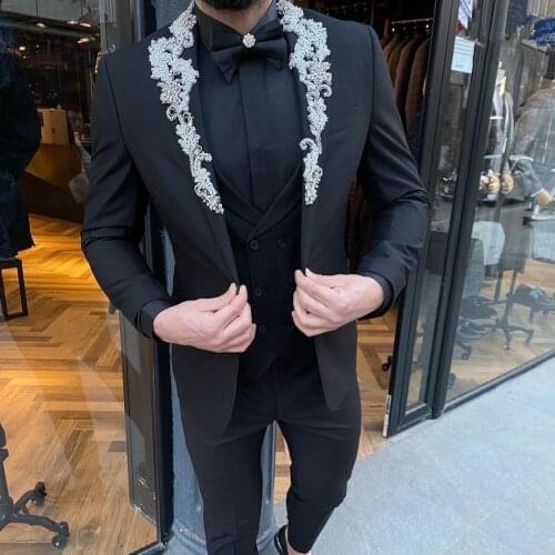 Black 3 Pcs Mens Suits with Lace Beaded Peak Lapel Groom Wedding Wear Tuxedos Formal Prom Suits Jacket Vest Pants